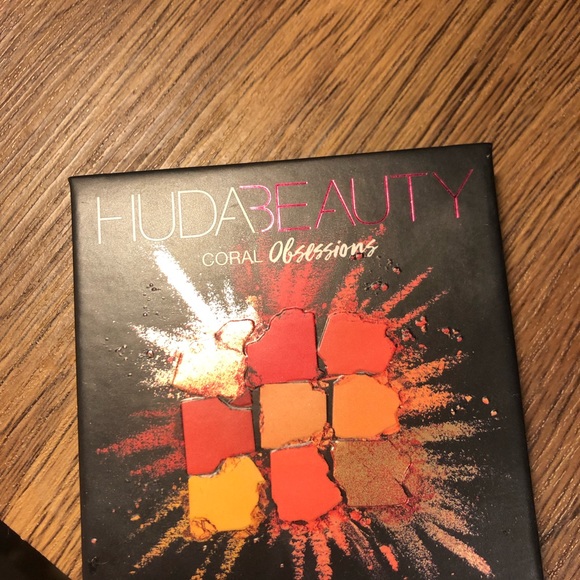 HUDA BEAUTY CORAL OBSESSIONS PALETTE - Picture 3 of 4